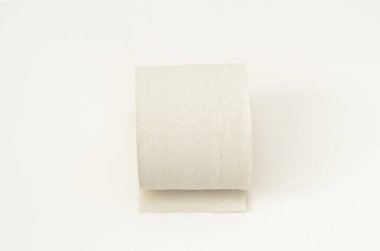 Beyaz arka planda tuvalet kağıdı rulosu. Minimalist tarzda..