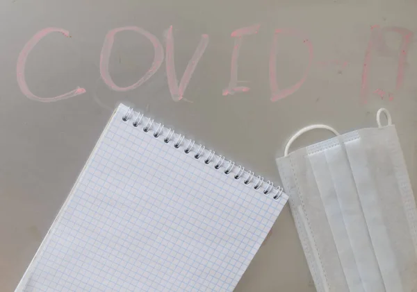 COVID-19. Coronavirüs pandemisi konsepti. Tıbbi maske ve Emty Notepad.. — Stok fotoğraf