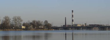 Nehirli Panorama Akşam Endüstriyel Şehir. Şehir mimarisinde ekoloji sorunları..