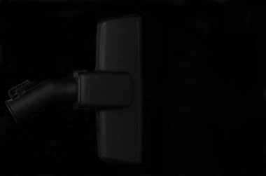 Elektrik süpürgesi siyah arkaplan fırçası. Minimalik siyah temizlik elementi..