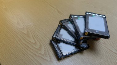 Kahverengi ahşap masadaki üst görünüm sunucu sabit diski.