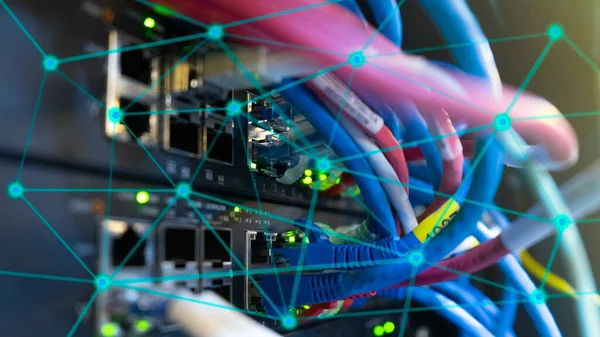 データセンター技術上のネットワークスイッチを接続する多くのサーバーストレージ電源ケーブルとスイッチは インターネットを接続し データを保存する使用します — ストック写真