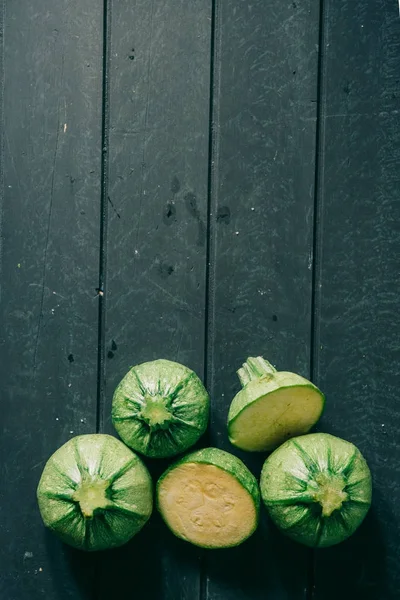 Draufsicht Auf Runde Zucchini Auf Farbigem Grünem Hintergrund Kopierraum Zum — Stockfoto