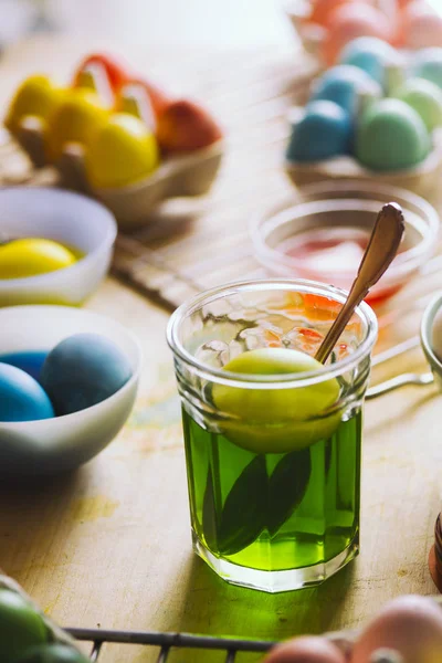 Huevos de Pascua coloreados se — Foto de Stock