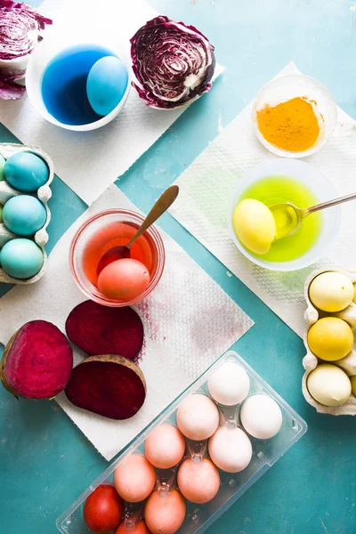 Natural ingredients dyed eggs for Easter holidays — Stock Photo, Image