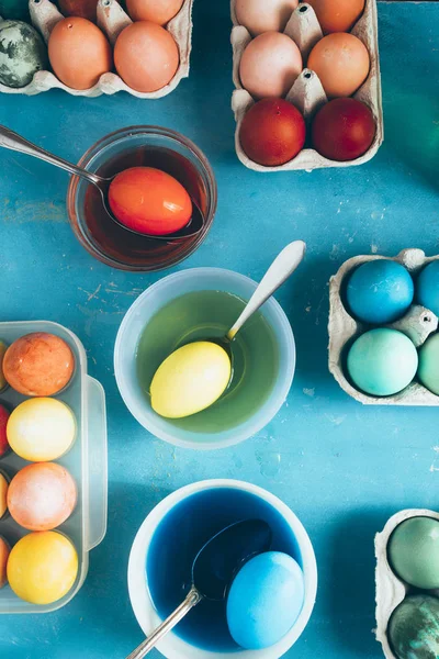Dyeing eggs for Easter holidays — Stock Photo, Image