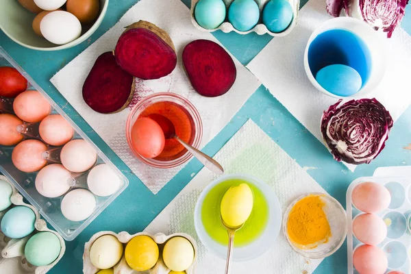 Ingredientes naturales huevos teñidos para vacaciones de Pascua — Foto de Stock