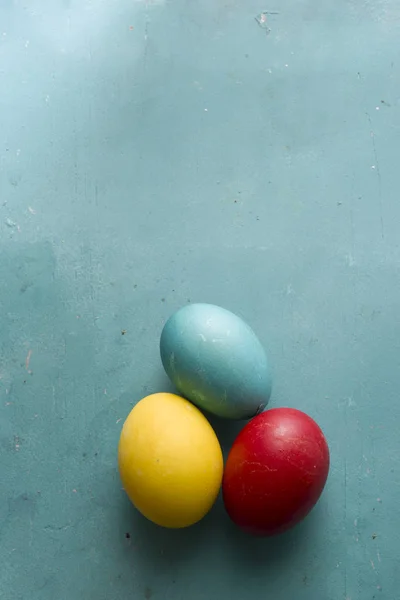 Huevos teñidos de amarillo para vacaciones de Pascua — Foto de Stock