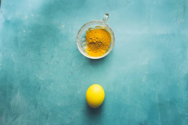 Huevos teñidos de amarillo para vacaciones de Pascua —  Fotos de Stock