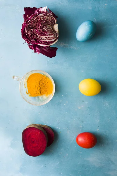 Ingredientes naturales huevos teñidos para vacaciones de Pascua — Foto de Stock