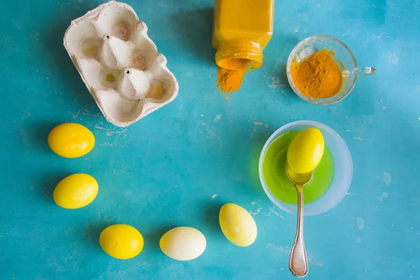 Κίτρινο βαμμένα αυγά για το Πάσχα — Φωτογραφία Αρχείου