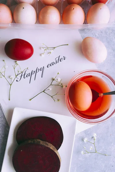 Manera natural de colorear huevos de Pascua utilizando ingredientes crudos — Foto de Stock