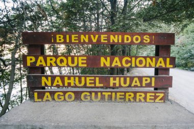 'Republica Argentina Bienvenidos Park Nahuel Huapi' yazan bir tabela. Park Nacional Nahuel Huapi, Arjantin