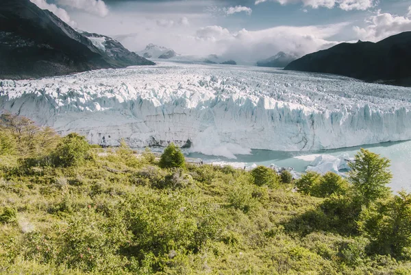 Şaşırtıcı Görünümü Için Turist Patagonia Arjantin Düşme Carachteristic Buz Gözlemlemek — Stok fotoğraf