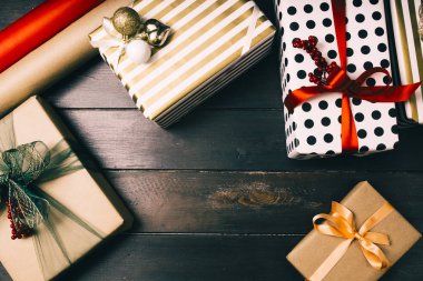 Noel süslemeleri ve hediye paketleri ahşap arka bahçeye.