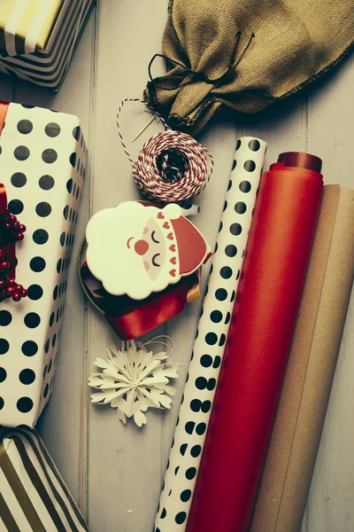 Decoraciones navideñas y envoltorios de regalo en fondos de madera — Foto de Stock