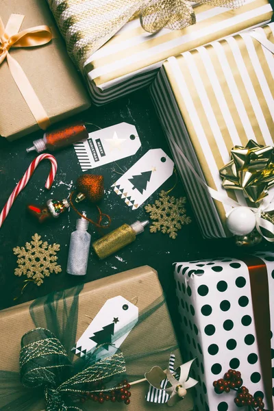 Décorations de Noël et articles d'emballage cadeau sur backgrou en bois — Photo
