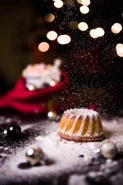 Evde sıcak bir Noel ve tatlı bir kek.