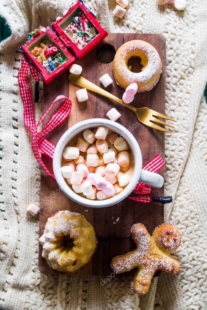 Hot marshmallow chocolate and Spiced Bundt cake