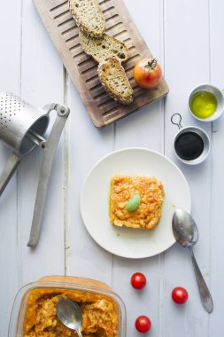 Pappa al pomodoro (domates çorbası, İtalya