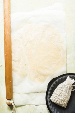 Pasta kutusuna para saçıyor.