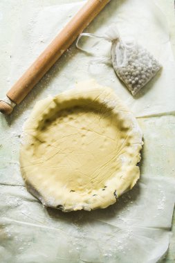 Pasta kutusuna para saçıyor.