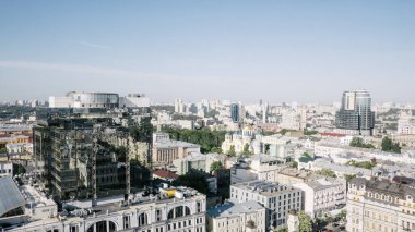 İnsansız hava aracından modern şehir manzarası 