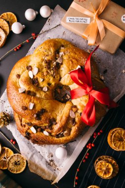 Taze pişmiş chrismtas ile ahşap bir arka plan üzerinde çelenk rulo