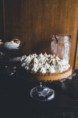 Üstünde Fransız kremalı limonlu turta ve karamelize.