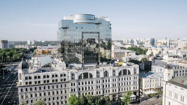 İnsansız hava aracından modern şehir manzarası 