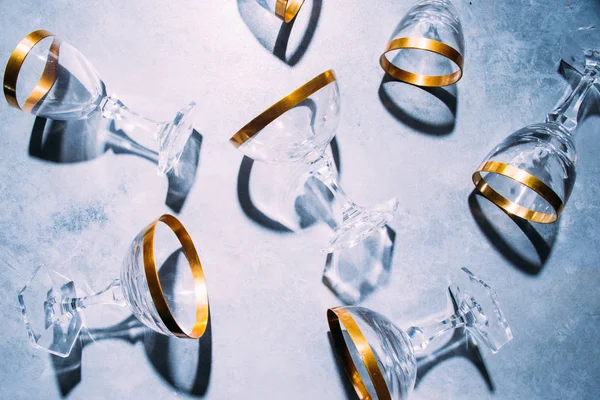Κομψά ποτήρια σαμπάνιας με 18 καράτια χρυσό στούντιο shot — Φωτογραφία Αρχείου