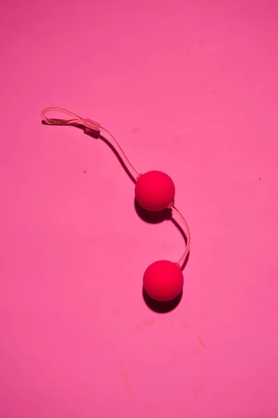 Brinquedos sexuais bolas de kegel em um fundo rosa, vista superior, layout plano — Fotografia de Stock