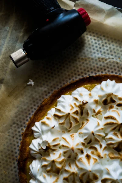 Citronový koláč s francouzským meringue karamelizovaným na vrchu — Stock fotografie