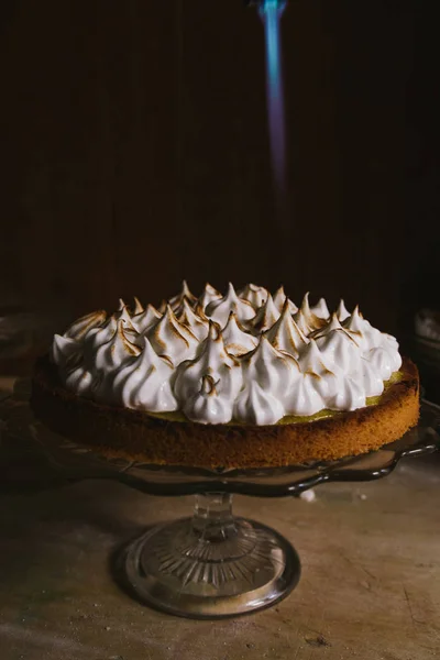 Citronový koláč s francouzským meringue karamelizovaným na vrchu — Stock fotografie