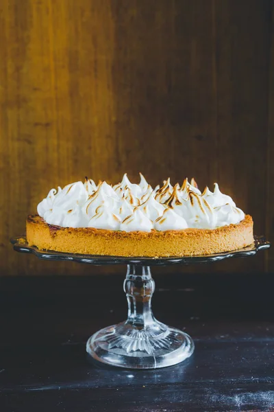 Tarte au citron à la meringue française caramélisée sur le dessus — Photo