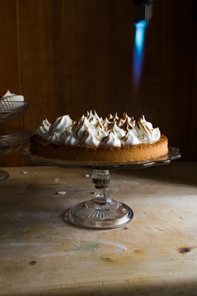 Citronový koláč s francouzským meringue karamelizovaným na vrchu — Stock fotografie