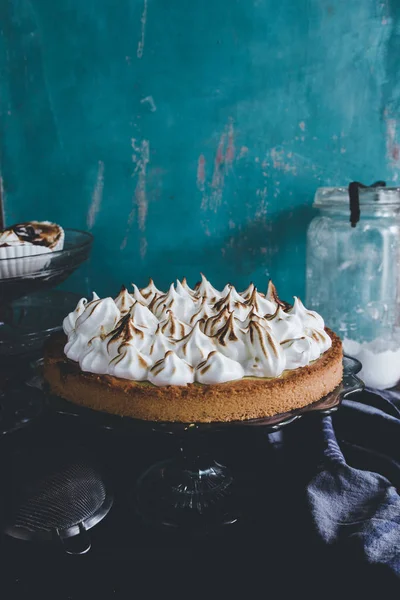 Citronový koláč s francouzským meringue karamelizovaným na vrchu — Stock fotografie