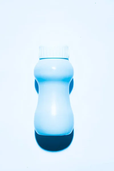 Пластикова пляшка на кольоровому фоні, вид зверху Ліцензійні Стокові Фото