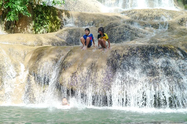 Kanchanaburi, Tayland: 31 Ekim 2019 - Tayland 'da bir grup çocuk su düşüşünde mutlu bir şekilde oynuyorlar. Kentsel alandaki çocukların yaşam tarzı
