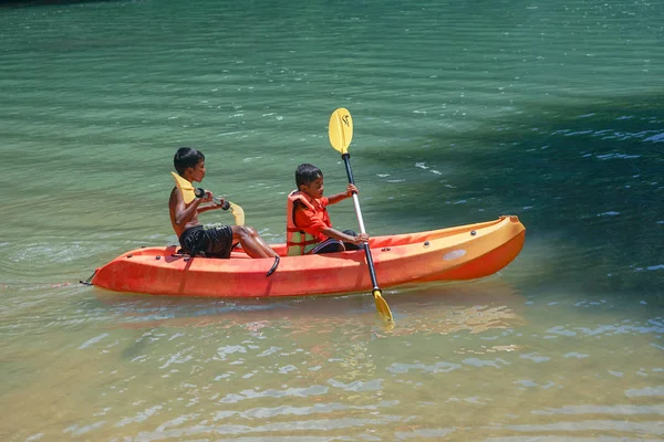Ko Lanta Krabi, Tailândia: 20 de outubro de 2019 - Meninos estão de caiaque no mar em Ko Lanta, no sul da Tailândia. Irmãos jogam em uma canoa em dia ensolarado. Estilo de vida da fraternidade feliz — Fotografia de Stock