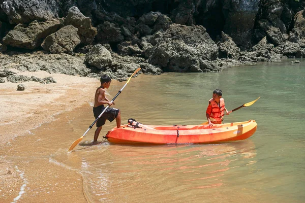 Ko Lanta Krabi, Thailand : October 20, 2019 - Boys are kayaking  in the sea at Ko Lanta at the south of Thailand. Brothers play on a canoe in sunny day. Lifestyle of happy brotherhood — ストック写真