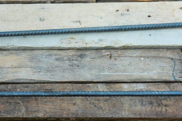 Bovenaanzicht houten tafel met onscherpe stalen lijnen op de voorgrond — Stockfoto