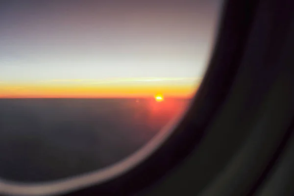 Luce del tramonto sullo skyline con sfondo cielo blu e ombra della finestra del velivolo in primo piano — Foto Stock