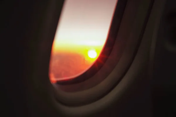 Lumière du coucher du soleil sur la ligne d'horizon avec fond bleu ciel et ombre de la fenêtre de l'avion au premier plan — Photo