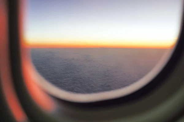蓝天背景的天际线上的夕阳和前景中飞机窗台的阴影 — 图库照片
