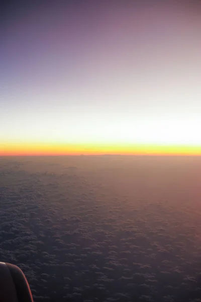 蓝天背景的天际线上的夕阳和前景中飞机窗台的阴影 — 图库照片