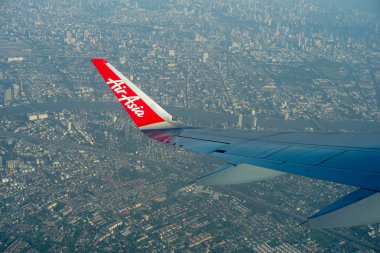 Bangkok, Tayland: 19 Aralık 2019 - Gökyüzünde seyahat ederken Air Asia uçağından bakan şehir manzaralı kalabalık