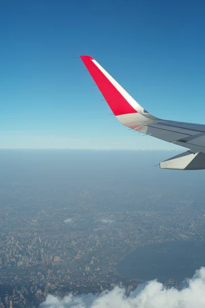 在空中飞行时，从亚洲航空公司的飞机上俯瞰城市景观的顶级人群 — 图库照片