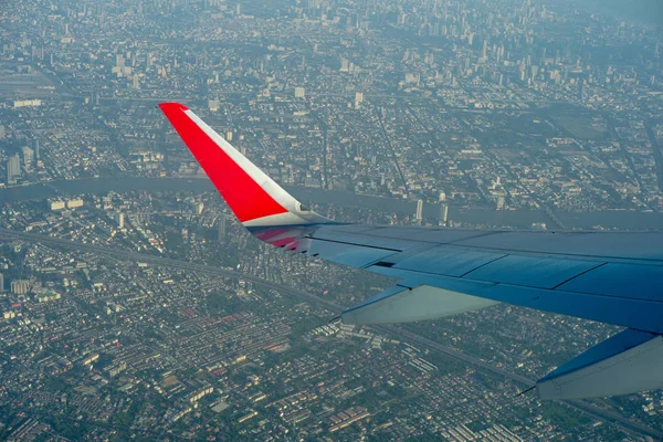 从亚洲航空公司的飞机上俯瞰空中飞行的城市景观的顶级人群 — 图库照片