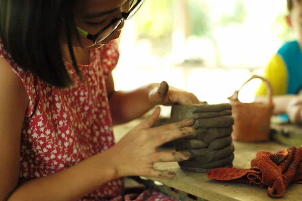 Detailní pohyb rozmazané ruce práce na hliněné práce ve třídě dílny — Stock fotografie